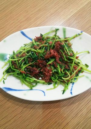 おつまみに!豆苗とコンビーフ炒め-レシピのメイン写真