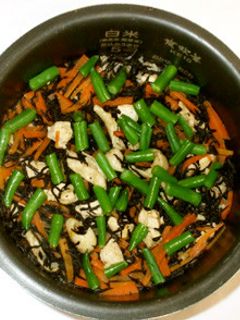 ひじきご飯♪簡単ひじき人参の炊き込みご飯-レシピのメイン写真