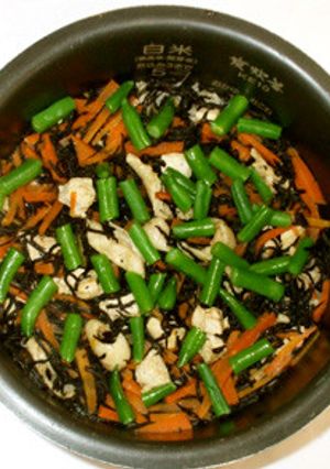 ひじきご飯♪簡単ひじき人参の炊き込みご飯-レシピのメイン写真