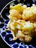 純白なカリフラワーのスパイシーサラダ。
