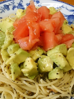 アボカドとトマトのジェノベーゼ風パスタ♪-レシピのメイン写真