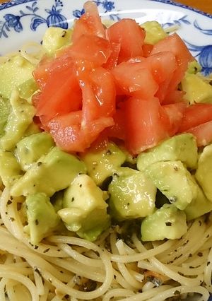 アボカドとトマトのジェノベーゼ風パスタ♪-レシピのメイン写真