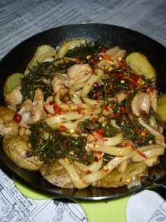 鉄パンで鶏皮・あかもくの焼きうどん-レシピのメイン写真