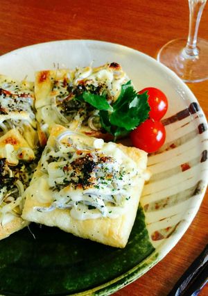 居酒屋気分☆釜揚げしんこのお揚げピザ♪-レシピのメイン写真