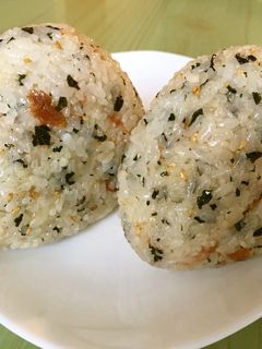 ☆ごま油香るわかめ梅干しごまおにぎり-レシピのメイン写真