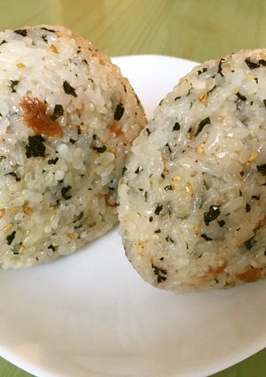 ☆ごま油香るわかめ梅干しごまおにぎり-レシピのメイン写真