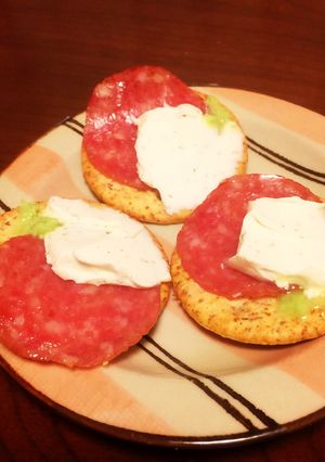 ヘルシー満足夜食 サラミチーズ　山葵のせ-レシピのメイン写真