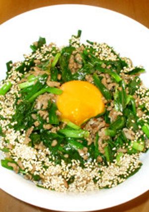 ニラ玉丼♪ニラ＋ひき肉＋卵＋残りご飯丼-レシピのメイン写真