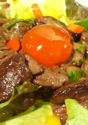極味牛肉グリル～最強♪漬け卵黄を添えて❤-レシピのメイン写真