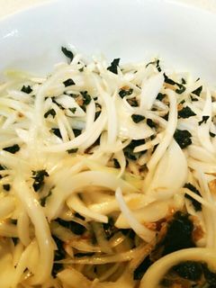 箸がとまらない。新玉ねぎのさっぱりサラダ-レシピのメイン写真