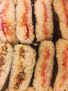 鮭フレークと桜でんぶのおにぎらず-レシピのメイン写真