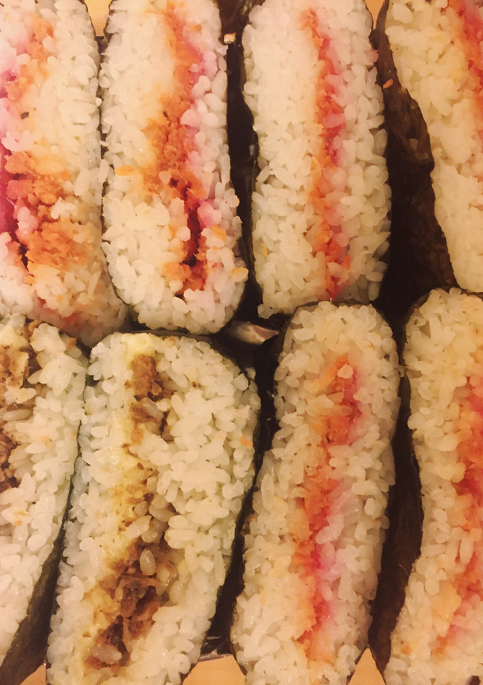 鮭フレークと桜でんぶのおにぎらず-レシピのメイン写真