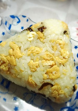 いり卵塩昆布おにぎり-レシピのメイン写真