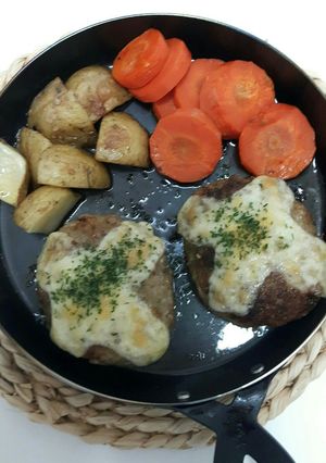 スキレットでチーズハンバーグ-レシピのメイン写真