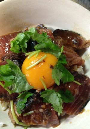 カツオのたたきでスタミナ丼-レシピのメイン写真