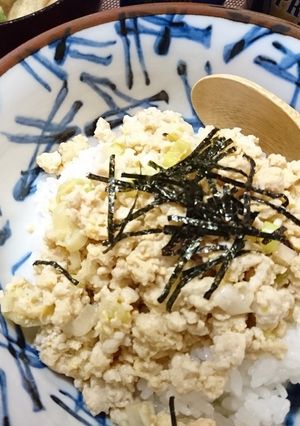 鶏そぼろと炒り卵の混ぜ混ぜ丼-レシピのメイン写真