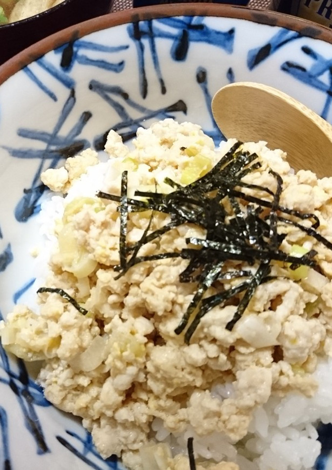 鶏そぼろと炒り卵の混ぜ混ぜ丼-レシピのメイン写真
