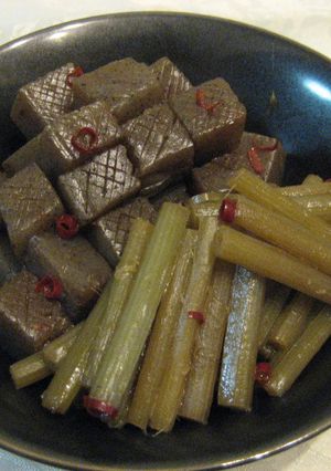 ピリ辛☆こんにゃくとふきの炒め煮-レシピのメイン写真