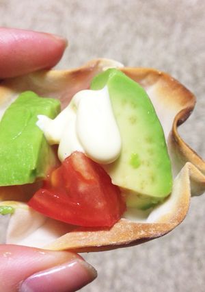 簡単！餃子の皮でアボガドトマトカップ♡-レシピのメイン写真