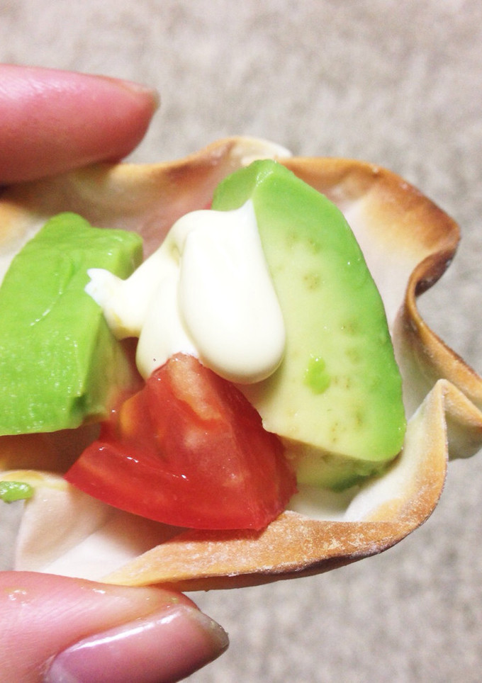 簡単！餃子の皮でアボガドトマトカップ♡-レシピのメイン写真