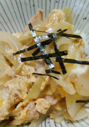 つゆの素で、ゴロゴロ大きめ鳥肉の親子丼-レシピのメイン写真