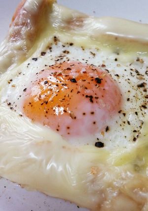 レンジで☆チーズ&塩胡椒の目玉食パン♪-レシピのメイン写真
