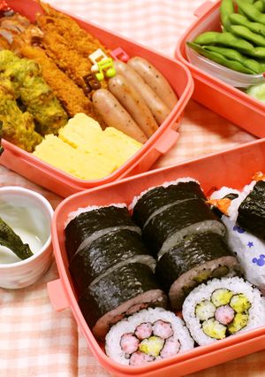 お花見弁当♡太巻きとスティックおにぎり-レシピのメイン写真