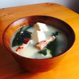 木綿豆腐とわかめとベーコンのお味噌汁