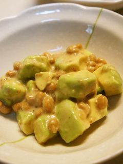 まるごとアボカドと納豆のごまドレサラダ-レシピのメイン写真
