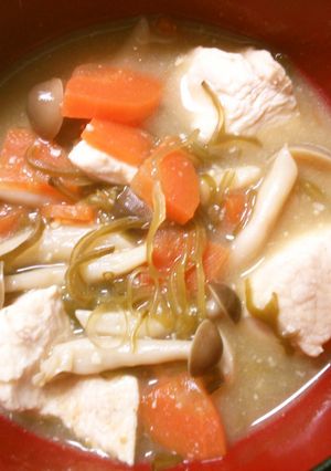 簡単！めかぶと鶏むね肉しめじのお味噌汁-レシピのメイン写真