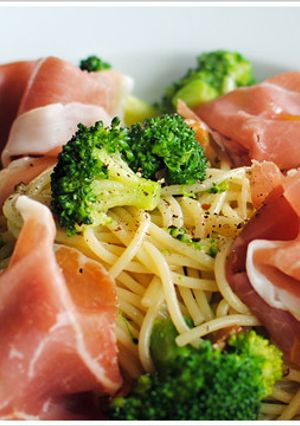 生ハムとブロッコリー、ペコリーノのパスタ-レシピのメイン写真