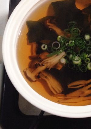 手間なし節約*しめじとわかめのお吸い物-レシピのメイン写真