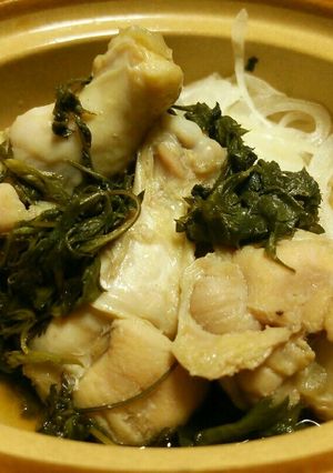 鶏手羽元のよもぎ蒸し 新玉スライス添え-レシピのメイン写真