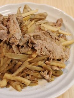 夕弁当♪フライパンで豚肉ごぼう筍の炒め煮-レシピのメイン写真