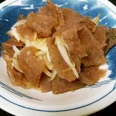 รูปของ 凍りこんにゃくと玉葱の煮物、牛丼風!?