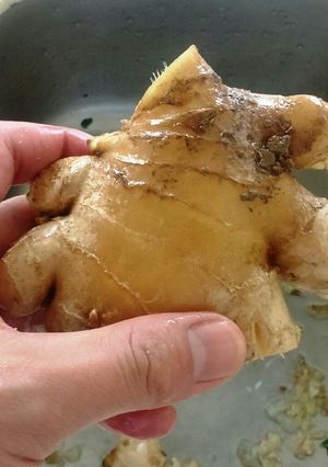 生姜の皮はスプーンで-レシピのメイン写真