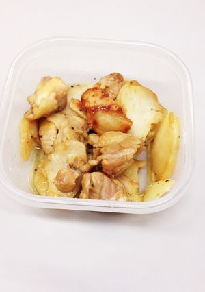丼にも!鶏もも肉とじゃがいものごま油炒め-レシピのメイン写真