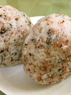 ☆ごま油香る 韓国ふりかけ梅ごまおにぎり-レシピのメイン写真