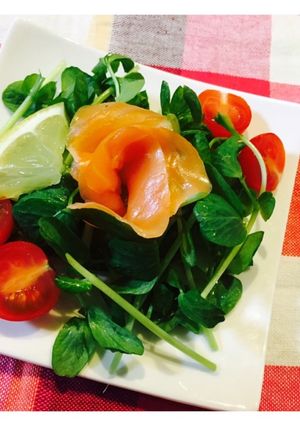 豆苗とスモークサーモンのミニサラダ-レシピのメイン写真