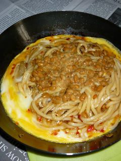鉄パンで納豆卵とじの焼きうどん-レシピのメイン写真