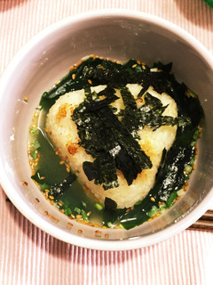 簡単朝ご飯♪焼きおにぎりわかめスープ-レシピのメイン写真
