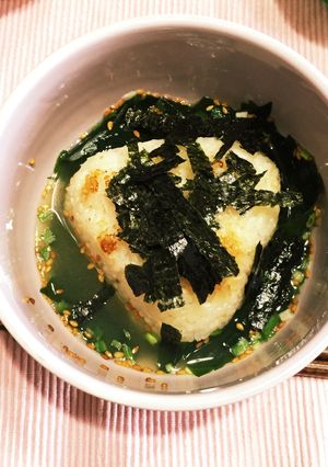 簡単朝ご飯♪焼きおにぎりわかめスープ-レシピのメイン写真
