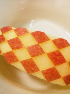 りんごの飾り切り②〈ダイヤ柄〉-レシピのメイン写真