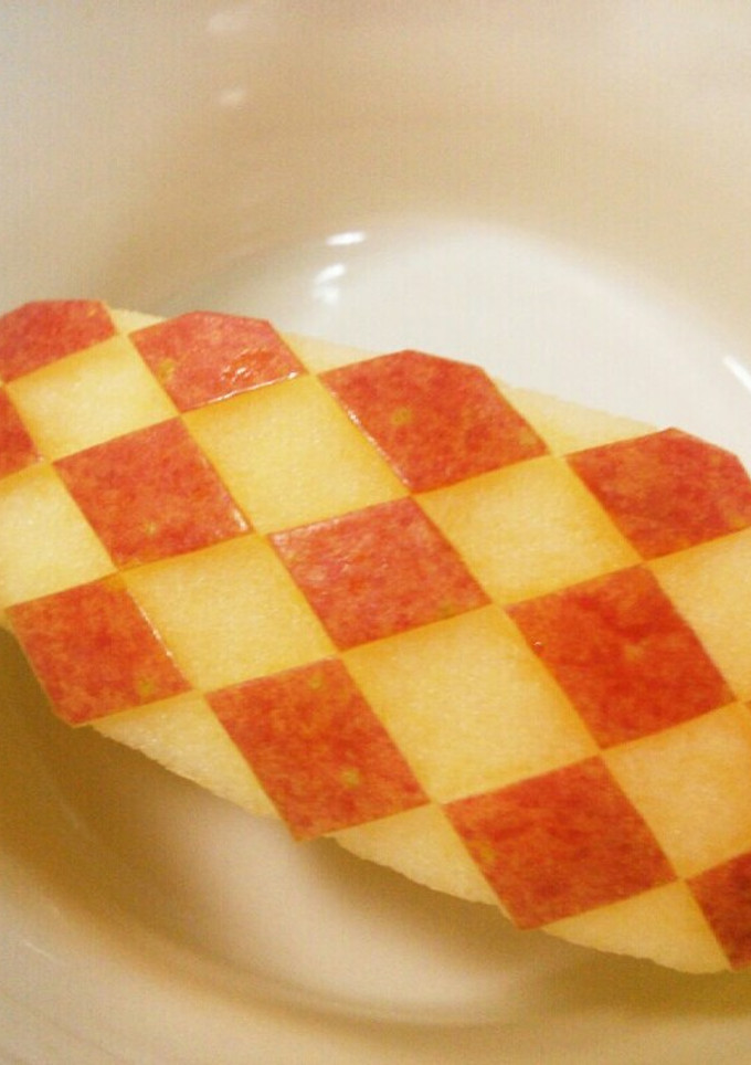 りんごの飾り切り②〈ダイヤ柄〉-レシピのメイン写真