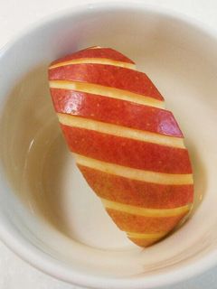 りんごの飾り切り③〈ストライプ柄〉-レシピのメイン写真