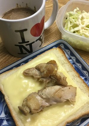 鶏肉の照り焼きをのせたチーズトースト-レシピのメイン写真