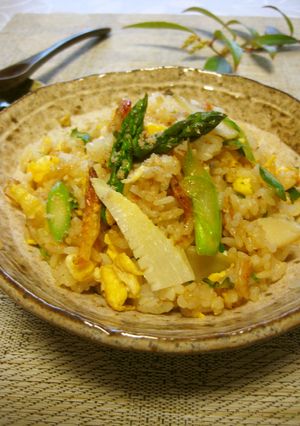 簡単☆筍とアスパラガスの彩り綺麗な炒飯-レシピのメイン写真