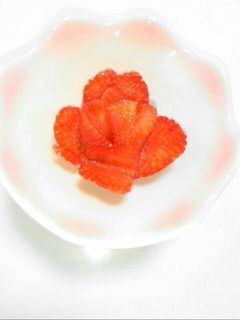 いちごの飾り切り バラのお花-レシピのメイン写真