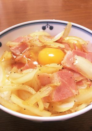 玉ねぎとベーコンの甘辛すき焼き丼-レシピのメイン写真