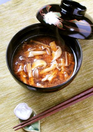 きのこの旨みがギュッと！きのこの赤だし-レシピのメイン写真